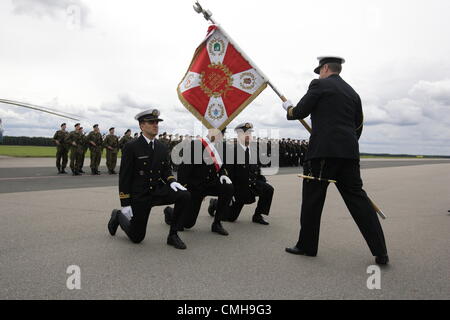 10 août 2012. Siemirowice sont les plus célèbres, en Pologne . 44e dans la base de l'Aéronavale Siemirowice sont les plus célèbres. L'amiral Waldemar Gluszko transffers (R) nouvelle norme pour les soldats. Nouvelle norme militaire soldats reçu fondée par les habitants locaux sur 10th, août 2012. Banque D'Images