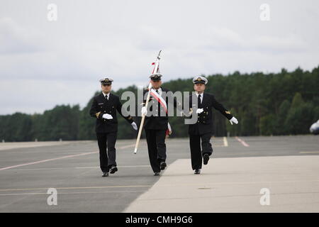 10 août 2012. Siemirowice sont les plus célèbres, en Pologne . 44e dans la base de l'Aéronavale Siemirowice sont les plus célèbres. Présentation au cours de la nouvelle norme defilade. Nouvelle norme militaire soldats reçu fondée par les habitants locaux sur 10th, août 2012. Banque D'Images