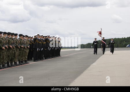 10 août 2012. Siemirowice sont les plus célèbres, en Pologne . 44e dans la base de l'Aéronavale Siemirowice sont les plus célèbres. Présentation au cours de la nouvelle norme defilade. Nouvelle norme militaire soldats reçu fondée par les habitants locaux sur 10th, août 2012. Banque D'Images