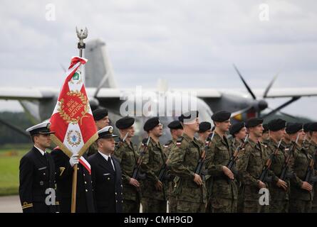 10 août 2012. Siemirowice sont les plus célèbres, en Pologne . 44e dans la base de l'Aéronavale Siemirowice sont les plus célèbres. Nouvelle présentation standard. Nouvelle norme militaire soldats reçu fondée par les habitants locaux sur 10th, août 2012. Banque D'Images