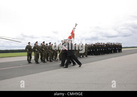 10 août 2012. Siemirowice sont les plus célèbres, en Pologne . 44e dans la base de l'Aéronavale Siemirowice sont les plus célèbres. Présentation au cours de la nouvelle norme defilade. Nouvelle norme militaire soldats reçu fondée par les habitants locaux sur 10th, août 2012. Banque D'Images