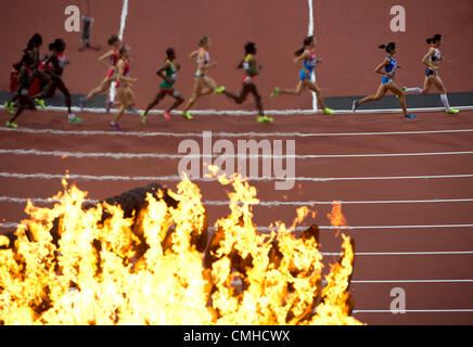 10 août 2012 - Londres, Angleterre, Royaume-Uni - coureurs dans le final du 5 000 m féminin devant la flamme olympique durant les Jeux Olympiques de Londres en 2012 au Stade Olympique. (Crédit Image : © Paul Kitagaki Jr./ZUMAPRESS.com) Banque D'Images