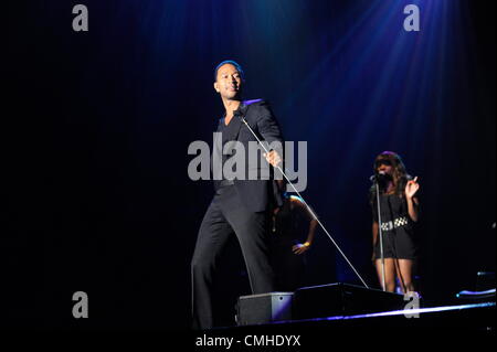 10 août 2012. JOHANNESBURG, AFRIQUE DU SUD : le chanteur John Legend effectue une seule nuit pendant son mois de la femme montrent le 10 août 2012 à Johannesburg, Afrique du Sud. MiCasa et Unathi Msengana ont été d'ouverture de la légende. (Photo par Gallo Images / Lefty Shivambu) Banque D'Images