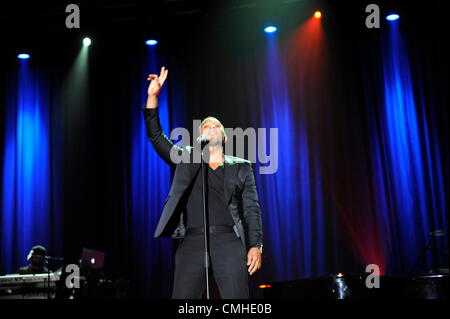 10 août 2012. JOHANNESBURG, AFRIQUE DU SUD : le chanteur John Legend effectue une seule nuit pendant son mois de la femme montrent le 10 août 2012 à Johannesburg, Afrique du Sud. MiCasa et Unathi Msengana ont été d'ouverture de la légende. (Photo par Gallo Images / Lefty Shivambu) Banque D'Images