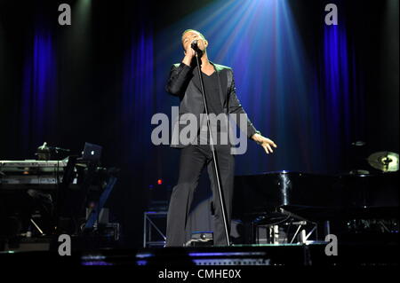 10 août 2012. JOHANNESBURG, AFRIQUE DU SUD : le chanteur John Legend effectue une seule nuit pendant son mois de la femme montrent le 10 août 2012 à Johannesburg, Afrique du Sud. MiCasa et Unathi Msengana ont été d'ouverture de la légende. (Photo par Gallo Images / Lefty Shivambu) Banque D'Images