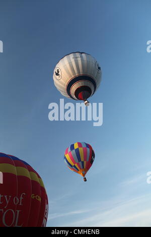 11 août 2012, 34e Bristol International Balloon Fiesta, Bristol, Royaume-Uni. Montgolfières s'envolent. Banque D'Images