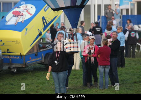 11 août 2012, 34e Bristol International Balloon Fiesta, Bristol, Royaume-Uni. Une participante témoigne d'un ballon à air chaud modèle. Banque D'Images