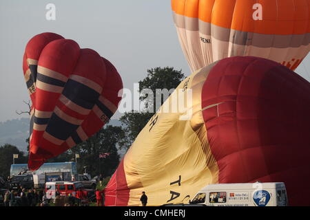 11 août 2012, 34e Bristol International Balloon Fiesta, Bristol, Royaume-Uni. Montgolfières sont gonflés prêt au lancement. Banque D'Images