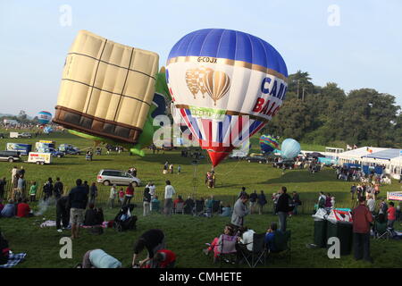 11 août 2012, 34e Bristol International Balloon Fiesta, Bristol, Royaume-Uni. La foule regarder comme les ballons sont préparés. Banque D'Images