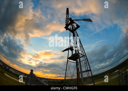 AUG. 10, 2012 - New York, États-Unis - après les tempêtes et une tornade a touché la Long Island plus tôt dans la journée, un beau coucher de soleil apparaît derrière l'éolienne "Moulin" à la colline de Norman J. Levy Park et préserver, le point le plus élevé sur la rive sud de l'île. Le calme après la tempête. Banque D'Images