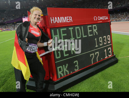 11.08.2012. Londres, Angleterre. Betty l'Allemagne célèbre Donald Béchard sa médaille de bronze à côté du tableau de bord au cours du lancer de marteau finale aux Jeux Olympiques de 2012 à Londres Banque D'Images