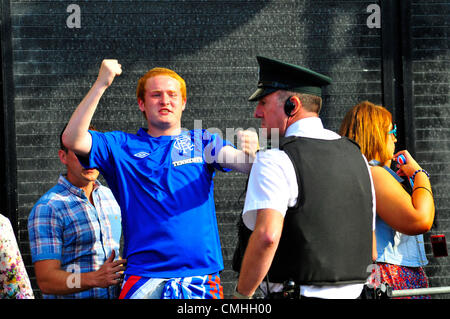 11 août 2012, 29.Les jeunes qui passent des Loyalistes à un agent de gestes PSNI 10 000 garçons apprentis de Derry et 120 groupes ont participé au défilé annuel de soulagement de Derry, le plus grand ordre Loyal défilé tenu en Irlande du Nord. Crédit : George Sweeney / Alamy Live News Banque D'Images