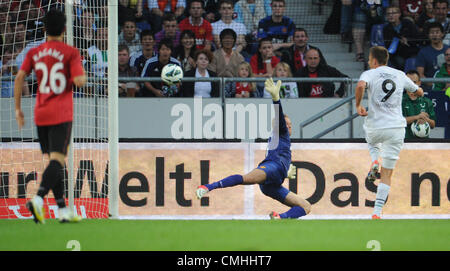 11.08.2012. Hanovre, Allemagne. Artur Sobiech du Hanovre (r) 1-0 contre Manchester gardien Anders Lindegaard lors d'un match de football amical entre Hanovre 96 et Manchester United au stade AWD-Arena à Hanovre, Allemagne, 11 août 2012. Banque D'Images