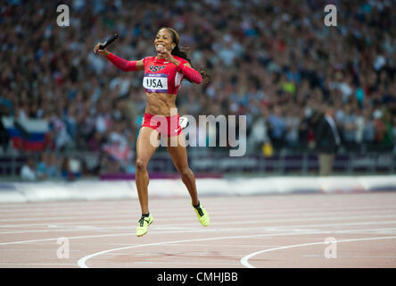 Le 11 août 2012 - Londres, Angleterre, Royaume-Uni - Sanya Richards-Ross (USA) franchit la ligne d'arrivée pour la médaille d'or dans l'épreuve féminine du relais 4 x 400 m en athlétisme lors des Jeux Olympiques de Londres 2012 au Stade olympique le 11 août 2012 à Londres, Royaume-Uni. (Crédit Image : © Paul Kitagaki Jr./ZUMAPRESS.com) Banque D'Images