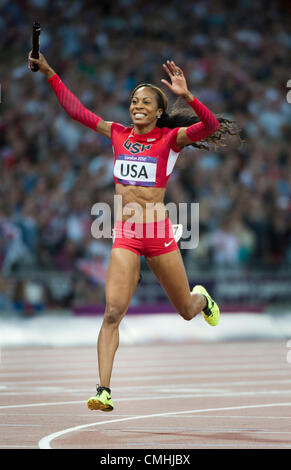 Le 11 août 2012 - Londres, Angleterre, Royaume-Uni - Sanya Richards-Ross (USA) franchit la ligne d'arrivée pour la médaille d'or dans l'épreuve féminine du relais 4 x 400 m en athlétisme lors des Jeux Olympiques de Londres 2012 au Stade olympique le 11 août 2012 à Londres, Royaume-Uni. (Crédit Image : © Paul Kitagaki Jr./ZUMAPRESS.com) Banque D'Images