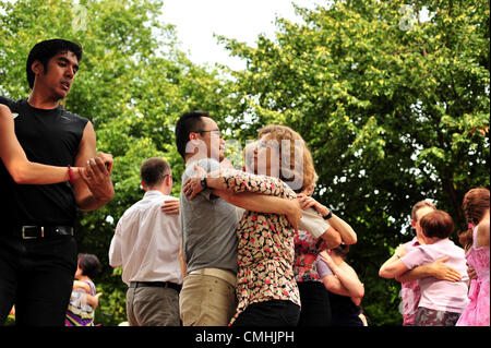 Les danseurs s'amusant à Regents Park ce weekend. Deux week-ends chaque année les passionnés de danse de salon (Samedi) et le Tango Argentin (dimanche) se réunissent pour danser sur le Broadwalk de Regents Park à l'aide d'arbres pour les parcs royaux. Organisé par Kele Baker qui a chorégraphié plusieurs Strictly Come Dancing tango routines, cette année c'est aussi le dernier week-end de les Jeux de 2012. Credit : Carole Edrich / Alamy Live News Banque D'Images