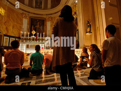 Londres, Royaume-Uni - 10 août 2012 Invité par l'équipe de Nightfever catholique dans les rues de Soho, membres de la fonction allumer des bougies au St Patrick's Catholic Church, Soho Square, Soho, Londres, Angleterre, Royaume-Uni. Contact : Equinox Actualités Photos Ltd.  +448700780000 - Copyright : ©2012 Licences Equinox Ltd. - www.newspics.com Date : 20120810 - durée : 214214 +0000 Banque D'Images