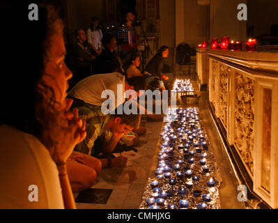 Londres, Royaume-Uni - 10 août 2012 Invité par l'équipe de Nightfever catholique dans les rues de Soho, membres de la fonction allumer des bougies au St Patrick's Catholic Church, Soho Square, Soho, Londres, Angleterre, Royaume-Uni. Contact : Equinox Actualités Photos Ltd.  +448700780000 - Copyright : ©2012 Licences Equinox Ltd. - www.newspics.com Date : 20120810 - durée : 214848 +0000 Banque D'Images