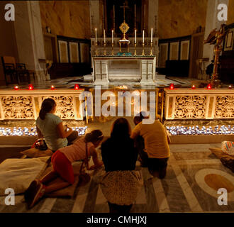 Londres, Royaume-Uni - 10 août 2012 Invité par l'équipe de Nightfever catholique dans les rues de Soho, membres de la fonction allumer des bougies au St Patrick's Catholic Church, Soho Square, Soho, Londres, Angleterre, Royaume-Uni. Contact : Equinox Actualités Photos Ltd.  +448700780000 - Copyright : ©2012 Licences Equinox Ltd. - www.newspics.com Date : 20120810 - durée : 215514 +0000 Banque D'Images