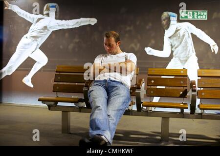 12 août 2012 - Londres, Angleterre, Royaume-Uni - Un homme sommeille sur la plate-forme en attendant le train Javelin a 3h00 au cours de l'été 2012 Jeux Olympiques de Londres. (Crédit Image : © Mark Makela/ZUMAPRESS.com) Banque D'Images