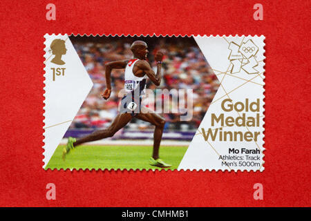 UK Dimanche 12 août 2012. Stamp à honneur médaillé d Mo Farah dans la voie du sport Men's 5 000 m. Timbre acheté et collé sur l'enveloppe rouge à envoyer à supporter olympique. Banque D'Images