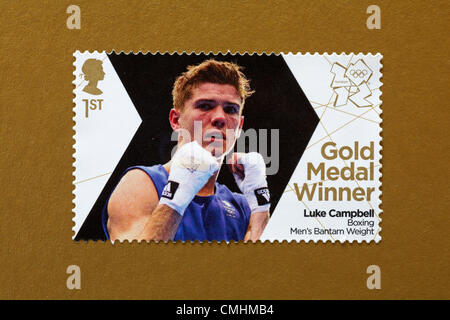 UK Dimanche 12 août 2012. Stamp médaillé d'honneur de Luc Campbell dans l'Hommes de boxe poids Bantam événement. Timbre acheté et collé sur l'or olympique à envoyer à supporter. Banque D'Images