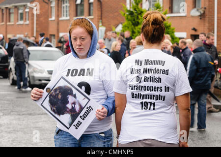 12 août 2012. Belfast. Les jeunes femmes portent un t-shirt qui dit "ma maman a été assassiné par les parachutistes britanniques à Ballymurphy, 1971', tout en tenant une photo de Jeanne Connolly, l'une des victimes. Le 9 août 1971 les soldats du Régiment de parachutistes de la mort de 11 personnes. Les familles sont damanding une enquête publique pour découvrir ce qui est arrivé. Banque D'Images