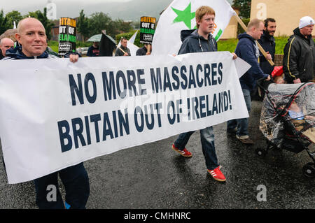 12 août 2012. Belfast. Eirigi membres portent une bannière disant "non plus de massacres. La Grande-Bretagne hors de l'Irlande !' Banque D'Images