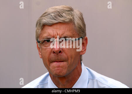 12.08.2012. Cologne, Allemagne. L'entraîneur-chef d'Arsenal Arsène Wenger donne une interview avant l'preseaon match amical entre le FC Cologne et Arsenal FC au Rhein Energie Stadion de Cologne, Allemagne, 12 août 2012. Banque D'Images