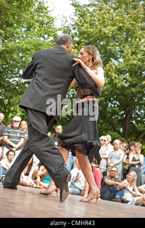 12Th Aug 2012. Des danseurs professionnels Raquel Greenberg et partenaire démontrant tango à Regents Park ce dimanche, quelques heures avant la cérémonie de clôture des Jeux Olympiques. Deux week-ends chaque année les passionnés de danse de salon (Samedi) et le Tango Argentin (dimanche) se réunissent pour danser sur le Broadwalk de Regents Park à l'aide d'arbres pour les parcs royaux. Organisé par Kele Baker qui a chorégraphié plusieurs Strictly Come Dancing tango routines, cette année c'est aussi le dernier week-end de les Jeux de 2012. Credit : Carole Edrich / Alamy Live News Banque D'Images