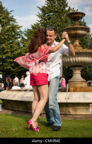 12Th Aug 2012. Danseurs Mojdeh Shirazi et Fadil Imeri s'amusant à Regents Park ce dimanche, quelques heures avant la cérémonie de clôture des Jeux Olympiques. Deux week-ends chaque année les passionnés de danse de salon (Samedi) et le Tango Argentin (dimanche) se réunissent pour danser sur le Broadwalk de Regents Park à l'aide d'arbres pour les parcs royaux. Organisé par Kele Baker qui a chorégraphié plusieurs Strictly Come Dancing tango routines, cette année c'est aussi le dernier week-end de les Jeux de 2012. Credit : Carole Edrich / Alamy Live News Banque D'Images