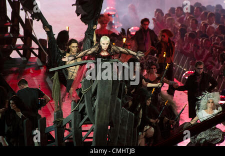 12 août 2012 - Londres, Angleterre, Royaume-Uni - Annie Lennox paperers comme la proue d'un galion fantôme chantant ''Bird'' à la cérémonie de clôture pendant les Jeux Olympiques de Londres en 2012 au Stade olympique le 12 août 2012 à Londres, Royaume-Uni. (Crédit Image : © Paul Kitagaki Jr./ZUMAPRESS.com) Banque D'Images