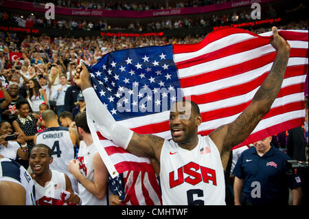 12 août 2012 - Londres, Angleterre, Royaume-Uni - LEBRON JAMES célèbre la victoire du Team USA 107-100 sur l'Espagne pour l'or dans la finale masculine de basket-ball jeu pendant les Jeux Olympiques de Londres en 2012 à la North Greenwich Arena. (Crédit Image : © Paul Kitagaki Jr./ZUMAPRESS.com) Banque D'Images