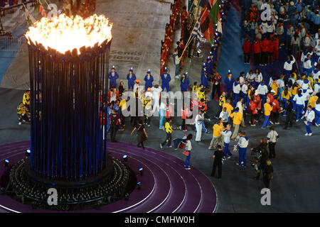 Londres, Angleterre - le 12 août, les athlètes passent devant le chaudron lors de la cérémonie de clôture des Jeux Olympiques de Londres en 2012 à l'Olympic Park Stadium, le 12 août 2012 à Londres, Angleterre Photo de Roger Sedres / Images Gallo Banque D'Images