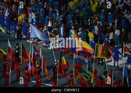 Londres, Angleterre - le 12 août, le drapeau sud-africain entre dans l'arène lors de la cérémonie de clôture des Jeux Olympiques de Londres en 2012 à l'Olympic Park Stadium, le 12 août 2012 à Londres, Angleterre Photo de Roger Sedres / Images Gallo Banque D'Images