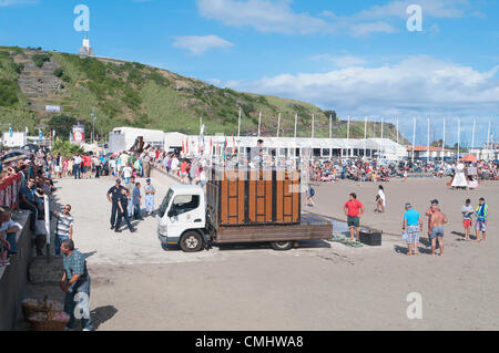 Préparation de la corrida sur la plage de sable de Praia da Vitória, île de Terceira, Açores, Portugal, avec des foules se rassemblant pour regarder l'événement.. 11 août 2012. Corrida à la plage de sable de la ville de Praia da Vitória, Açores (le bétail était des éleveurs Herdeiros de Ezequiel Rodrigues) les taureaux viennent des prairies dans l'arène de la plage de sable pour les plus grandes festivités de l'île de Terceira Banque D'Images