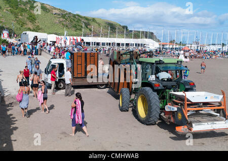 Préparation de la corrida sur la plage de sable de Praia da Vitória, île de Terceira, Açores, Portugal, avec des foules se rassemblant pour regarder l'événement.. 11 août 2012. Corrida à la plage de sable de la ville de Praia da Vitória, Açores (le bétail était des éleveurs Herdeiros de Ezequiel Rodrigues) les taureaux viennent des prairies dans l'arène de la plage de sable pour les plus grandes festivités de l'île de Terceira Banque D'Images