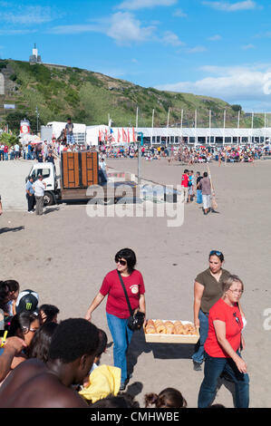 Préparation de la corrida sur la plage de sable de Praia da Vitória, île de Terceira, Açores, Portugal, avec des foules se rassemblant pour regarder l'événement.. 11 août 2012. Corrida à la plage de sable de la ville de Praia da Vitória, Açores (le bétail était des éleveurs Herdeiros de Ezequiel Rodrigues) les taureaux viennent des prairies dans l'arène de la plage de sable pour les plus grandes festivités de l'île de Terceira Banque D'Images