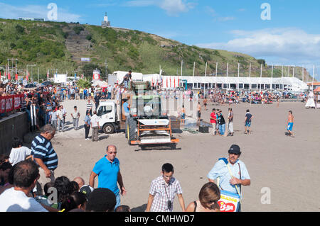 Préparation de la corrida sur la plage de sable de Praia da Vitória, île de Terceira, Açores, Portugal, avec des foules se rassemblant pour regarder l'événement.. 11 août 2012. Corrida à la plage de sable de la ville de Praia da Vitória, Açores (le bétail était des éleveurs Herdeiros de Ezequiel Rodrigues) les taureaux viennent des prairies dans l'arène de la plage de sable pour les plus grandes festivités de l'île de Terceira Banque D'Images