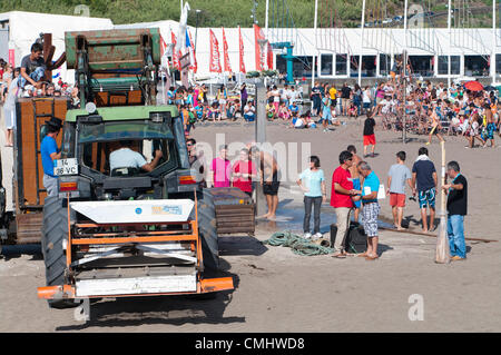 Préparation de la corrida sur la plage de sable de Praia da Vitória, île de Terceira, Açores, Portugal, avec des foules se rassemblant pour regarder l'événement.. 11 août 2012. Corrida à la plage de sable de la ville de Praia da Vitória, Açores (le bétail était des éleveurs Herdeiros de Ezequiel Rodrigues) les taureaux viennent des prairies dans l'arène de la plage de sable pour les plus grandes festivités de l'île de Terceira Banque D'Images