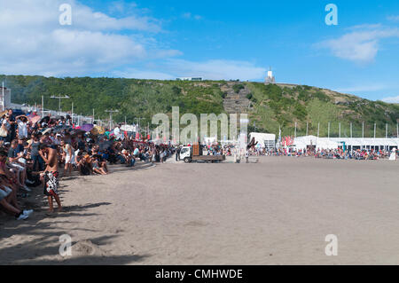Préparation de la corrida sur la plage de sable de Praia da Vitória, île de Terceira, Açores, Portugal, avec des foules se rassemblant pour regarder l'événement.. 11 août 2012. Corrida à la plage de sable de la ville de Praia da Vitória, Açores (le bétail était des éleveurs Herdeiros de Ezequiel Rodrigues) les taureaux viennent des prairies dans l'arène de la plage de sable pour les plus grandes festivités de l'île de Terceira Banque D'Images