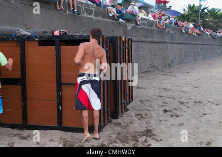 Préparation de la corrida sur la plage de sable de Praia da Vitória, île de Terceira, Açores, Portugal, avec des foules se rassemblant pour regarder l'événement.. 11 août 2012. Corrida à la plage de sable de la ville de Praia da Vitória, Açores (le bétail était des éleveurs Herdeiros de Ezequiel Rodrigues) les taureaux viennent des prairies dans l'arène de la plage de sable pour les plus grandes festivités de l'île de Terceira Banque D'Images