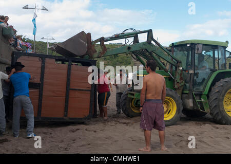 Préparation de la corrida sur la plage de sable de Praia da Vitória, île de Terceira, Açores, Portugal, avec des foules se rassemblant pour regarder l'événement.. 11 août 2012. Corrida à la plage de sable de la ville de Praia da Vitória, Açores (le bétail était des éleveurs Herdeiros de Ezequiel Rodrigues) les taureaux viennent des prairies dans l'arène de la plage de sable pour les plus grandes festivités de l'île de Terceira Banque D'Images