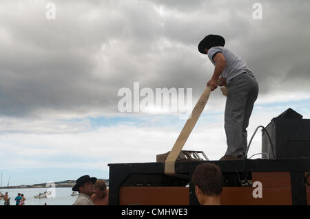 Préparation de la corrida sur la plage de sable de Praia da Vitória, île de Terceira, Açores, Portugal, avec des foules se rassemblant pour regarder l'événement.. 11 août 2012. Corrida à la plage de sable de la ville de Praia da Vitória, Açores (le bétail était des éleveurs Herdeiros de Ezequiel Rodrigues) les taureaux viennent des prairies dans l'arène de la plage de sable pour les plus grandes festivités de l'île de Terceira Banque D'Images
