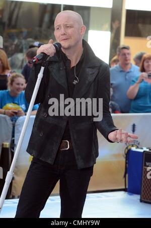 13Th Aug 2012. Isaac Slade sur scène pour NBC Today Show de concert avec la mêlée, Rockefeller Plaza, New York, NY, le 13 août 2012. Photo par : Derek Storm/Everett Collection/Alamy Live News Banque D'Images