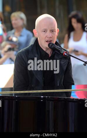 13Th Aug 2012. Isaac Slade sur scène pour NBC Today Show de concert avec la mêlée, Rockefeller Plaza, New York, NY, le 13 août 2012. Photo par : Derek Storm/Everett Collection/Alamy Live News Banque D'Images