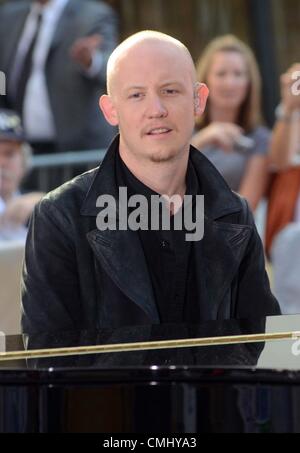 13Th Aug 2012. Isaac Slade sur scène pour NBC Today Show de concert avec la mêlée, Rockefeller Plaza, New York, NY, le 13 août 2012. Photo par : Derek Storm/Everett Collection/Alamy Live News Banque D'Images