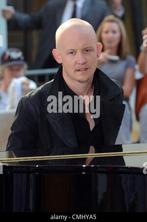 13Th Aug 2012. Isaac Slade sur scène pour NBC Today Show de concert avec la mêlée, Rockefeller Plaza, New York, NY, le 13 août 2012. Photo par : Derek Storm/Everett Collection/Alamy Live News Banque D'Images