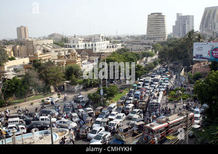 Voir d'embouteillage à Art Council road pendant le mois sacré du Ramadan-ul-Moubarak à Karachi le lundi, 13 août 2012. Banque D'Images