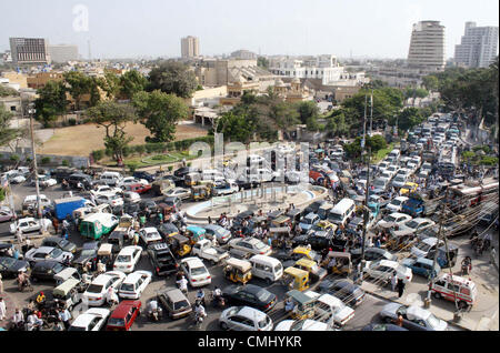 Voir d'embouteillage à Art Council road pendant le mois sacré du Ramadan-ul-Moubarak à Karachi le lundi, 13 août 2012. Banque D'Images